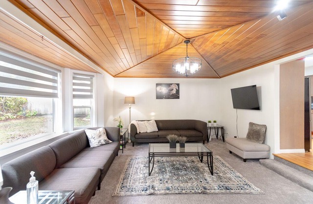Spacious & Modern by the Beach ~ King & Queen Beds