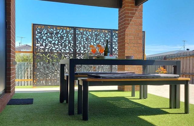 Spacious modern dog & family friendly home, close to the beach