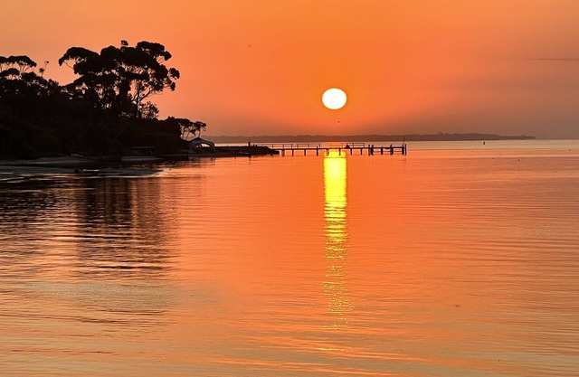 Spacious modern Gem Cozy Haven free Wi-Fi & near Beach, Lake & National Park.