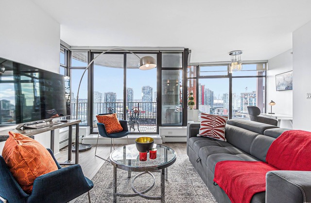 Spacious Modern High-Rise with Ocean & City Views