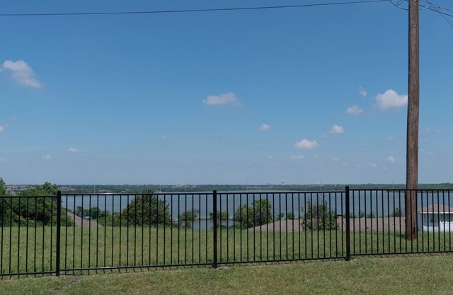 Spacious Modern Home with Lake view in Dallas, great amenities/full Kitchen/Wifi