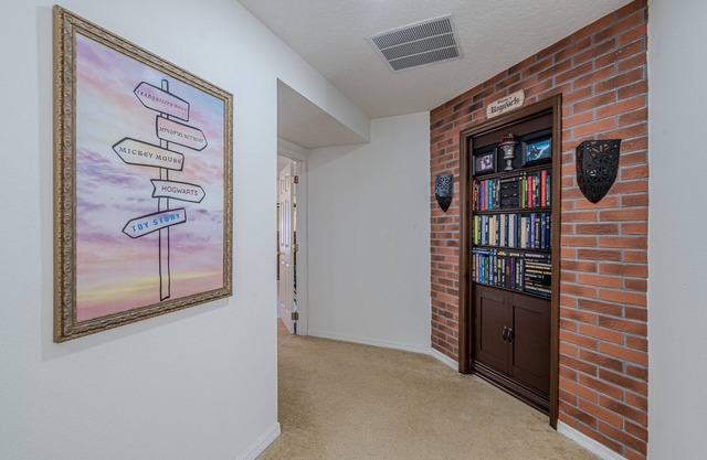 Spacious Modern Pool Home w/ 3 Masters Amazing Games Rm & Secret Harry Potter Rm