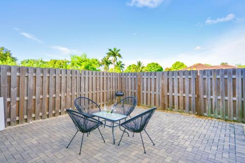 Spacious Modern Townhouse w Parking Included