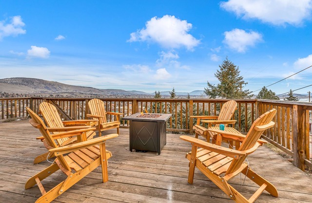 Spacious & Modern w/ 4 king beds and a view - hot tub on the deck - pet friendly