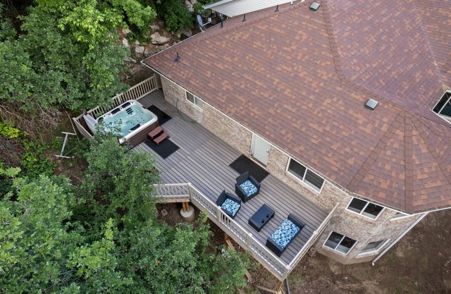 Spacious Mountain Hideaway 4 BD 3 BA W/ Hot Tub