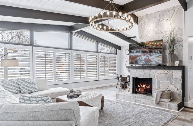 Spacious Mountain Modern Getaway - Hot Tub, Home Theater & Fire Pit