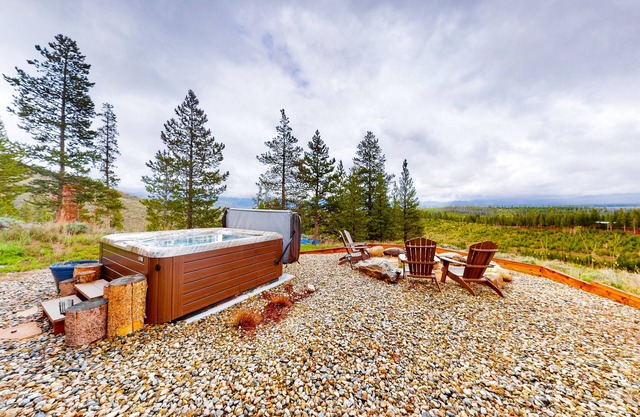 Spacious mountain view home with gas fireplace, hot tub, & balcony