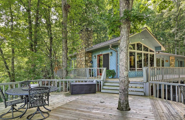 Spacious Murphy Cabin w/ Fireplace + Large Deck!
