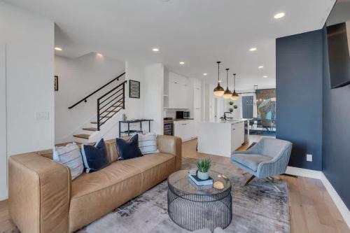 Spacious Nashville Stay - 2 Homes, 15 Guests
