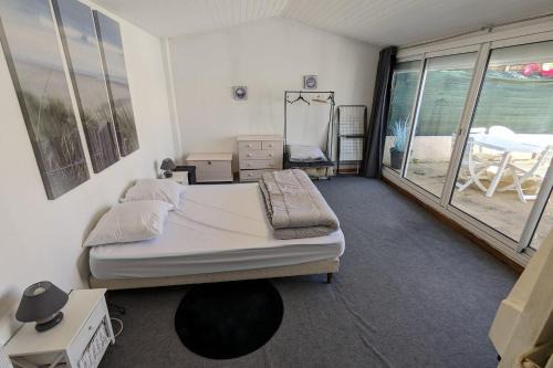 Spacious nest with terrace near the beach