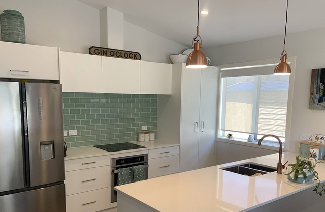 Spacious new build - 5 minute walk to the beach, shops and cafes.