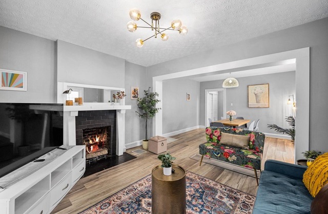 Spacious & New Remodeled 6BRs Home