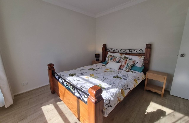 Spacious & Newly Home 15min to Airport& CBD. Free Parking/WI-FI. Sunshine North
