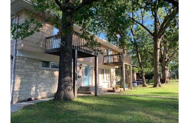 Lovely 2 bedroom upstairs apartment with balcony.