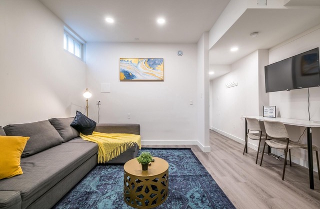 Spacious Newly Renovated 1 Bedroom Suite