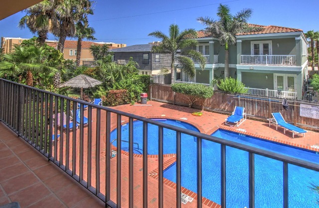 Spacious oasis near the beach with balcony, pool & hot tub
