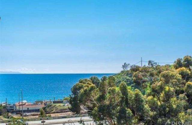 Spacious Ocean View Condo in Malibu