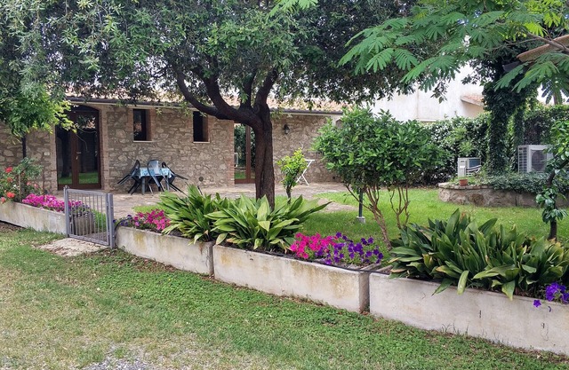 Gran apartamento de dos habitaciones con dormitorio grande, porche en la entrada y piscina