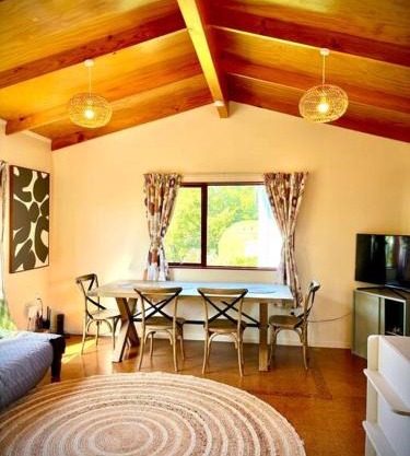 Spacious one bedroom guesthouse close to town