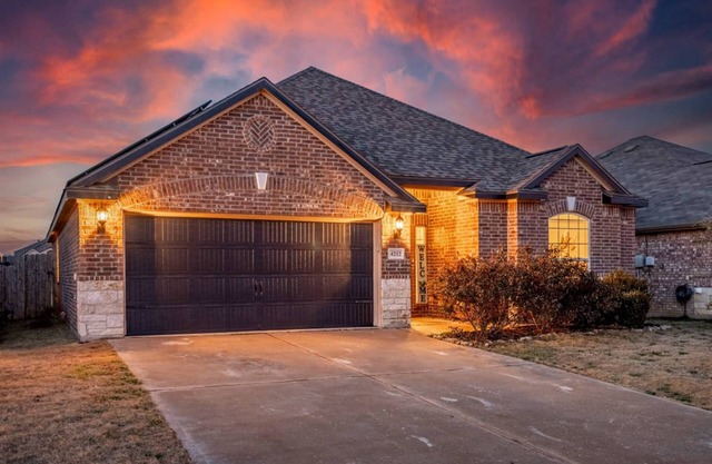 Spacious One-level Home - Calm Neighborhood Yard