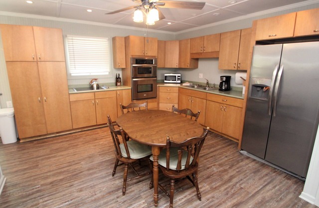 Spacious, Open Concept, Pet Friendly, Lakefront Cottage w/ Hot Tub outside Erie