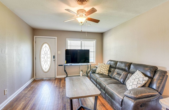 Spacious Orange Rental ~ 3 Mi to Museums & Garden!