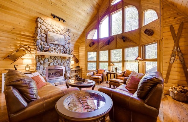 Spacious Packwood Cabin with Hot Tub - Near River