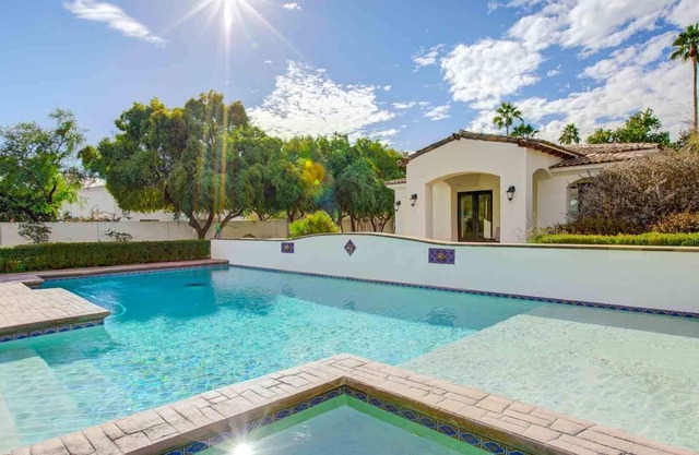 Increíble ubicación, espacioso, acogedor, piscina y jacuzzi, estilo de vida de centro turístico, ENORME