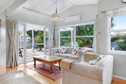 Spacious Papakura Family Delight w Deck and Yard