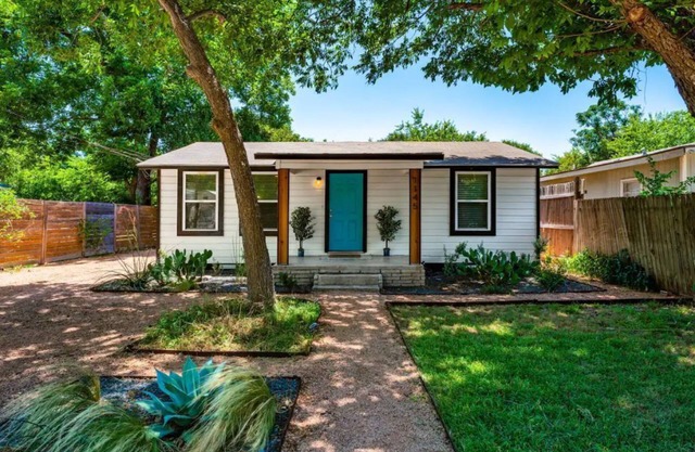 Spacious Patio + Close to The Square + Pet Friendly + Full Kitchen
