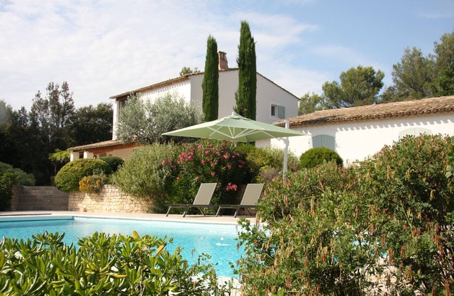 Spacious, peaceful villa in 1 hectare grounds near Gordes
