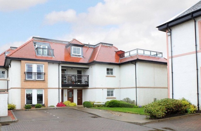 Spacious penthouse flat in Gullane, featuring 3 en-suite bedrooms. Sleeps 6.