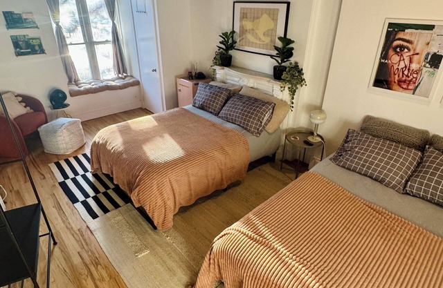 Spacious Bushwick Bedroom - Very close to Subways & to Manhattan, Pet-Friendly!