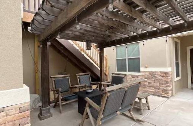 Spacious private guesthouse. Accommodates 5!