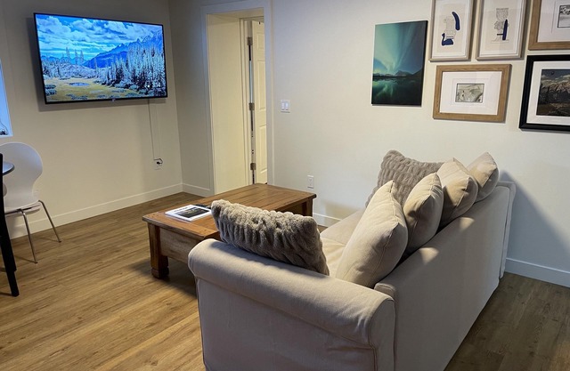 Spacious private king suite steps to DT Banff