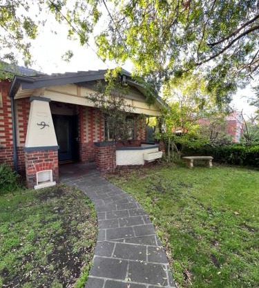Spacious Private Rooms in Mckinnon 3 min to Train Station, Cafes and close to Monash Uni