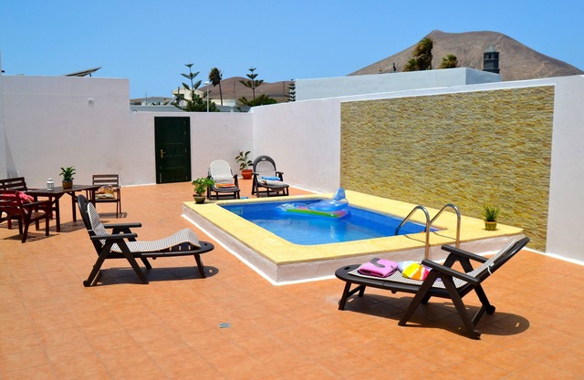 casa amplia, tranquila con piscina climatizada y gran jardín.