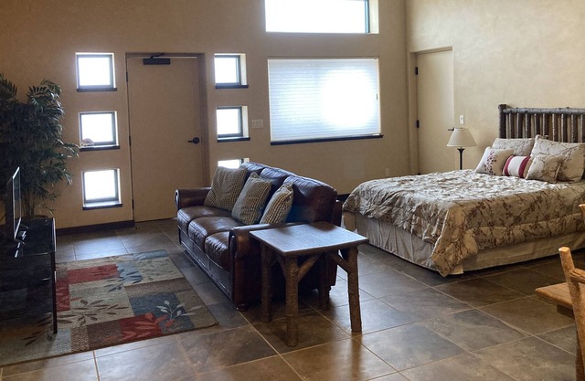Spacious Queen Studio! Bring your horses and dogs!