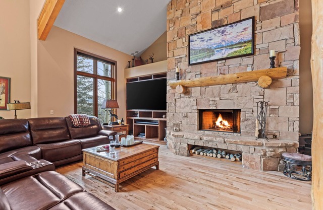 Spacious, Quiet, Private Hot Tub, Easy Drive to Everything