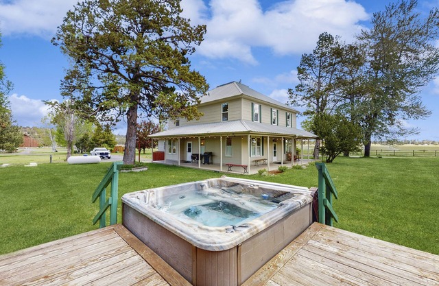 Spacious Ranch Home on Long Hollow Ranch, w/ hot tub, WiFi, access to trails