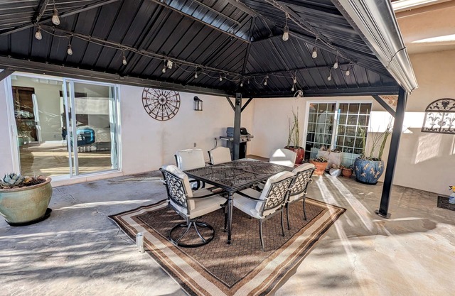 Spacious ranch house with 2 private hot tubs
