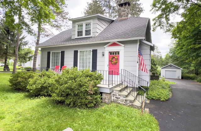 Spacious, relaxing 5BR/3BA Pocono home in Skytop, PA with fenced-in backyard