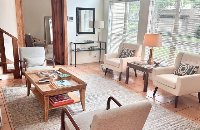 Spacious & relaxing Mid Century 3 bedroom house with a nice patio