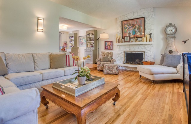 Spacious remodeled home sleeps 8, Convenient Location Near I-5 and Seattle