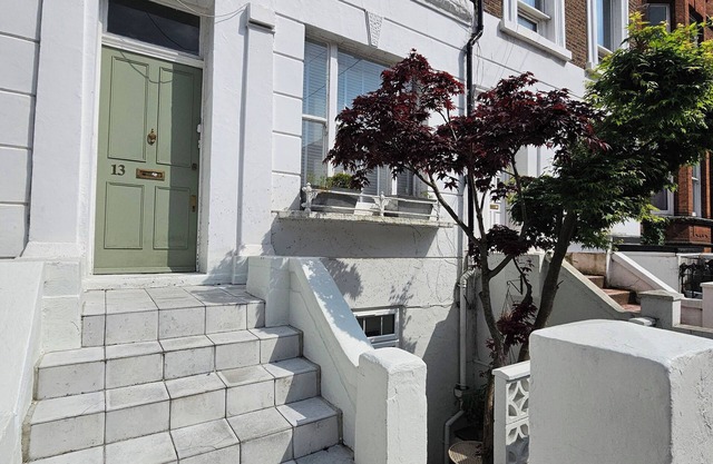 Spacious & Renovated 1-bed Garden Flat in London