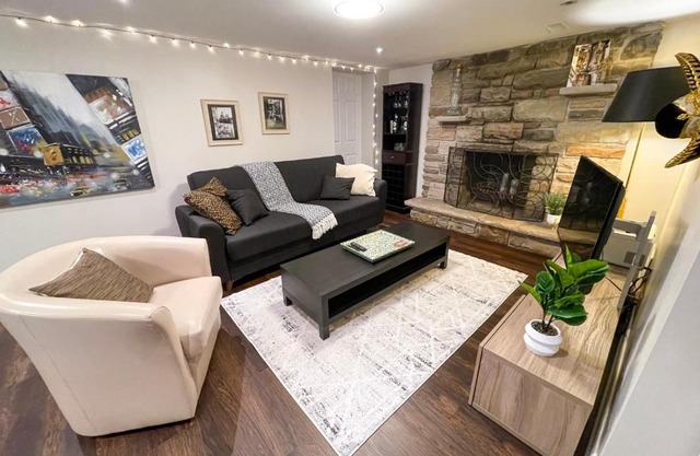 Spacious & Renovated 1BD Suite w/parking