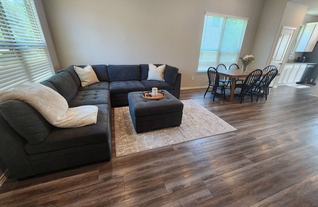 Spacious Retreat 5 Min from Lake Conroe! Sleeps 10, Near Woodlands-Golf Courses