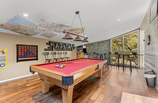 Bandera central con sala de juegos enorme y bañera de hidromasaje con vistas al monte