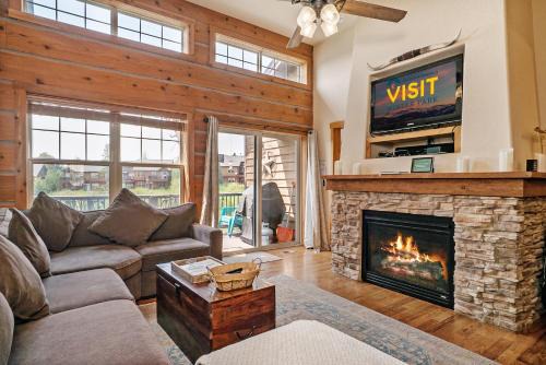 Spacious Retreat in Fraser - Perfect for Families and Groups!