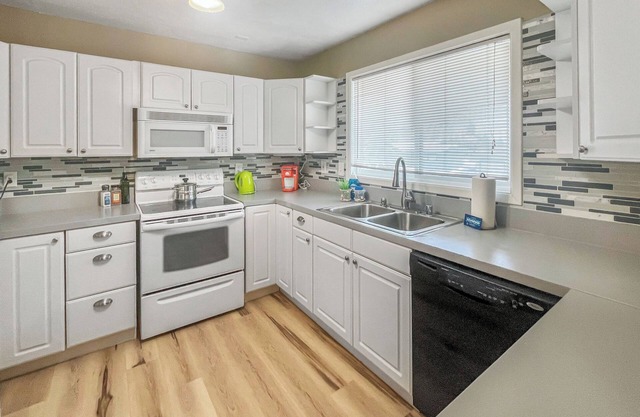 Spacious Retreat:King Size Comfort